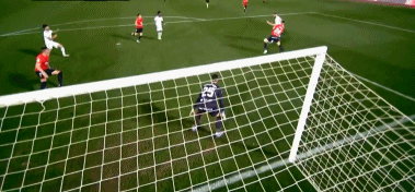 西甲：皇马3-0大胜领先10分 射手王1传2射后伤退 王牌进球造点