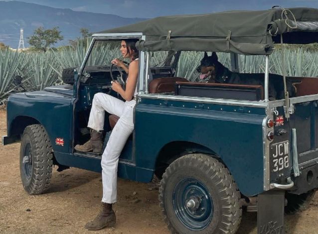 詹娜现身比弗利山庄 LAVO餐厅 自带酒水与友人相聚