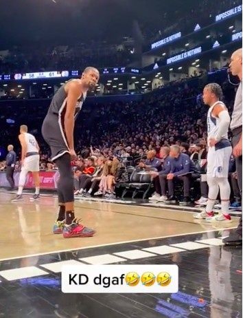 杜兰特被吐槽必须接管比赛 回应称你闭嘴坐好