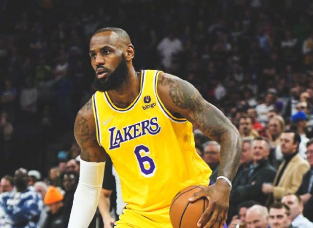 中国情侣飞跃10622公里 在生日当天为詹姆斯加油助威