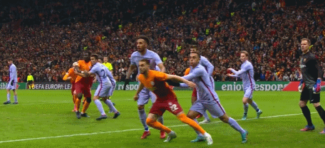 巴萨2-1逆转晋级8强 奥巴梅扬10场7球