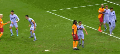 巴萨2-1逆转晋级8强 奥巴梅扬10场7球