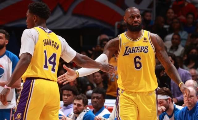 湖人五小被打爆 沃格尔跟塔克成罪人