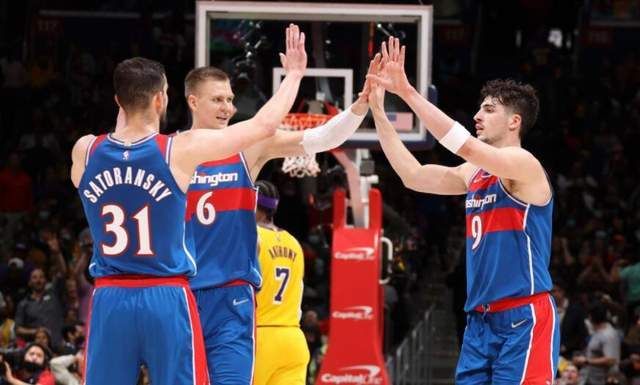 湖人仅领先第十的鹈鹕0.5个胜场 形势不容乐观