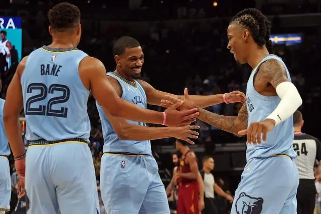 莫兰特出局后，德斯蒙德·贝恩接替了灰熊击败火箭的位置