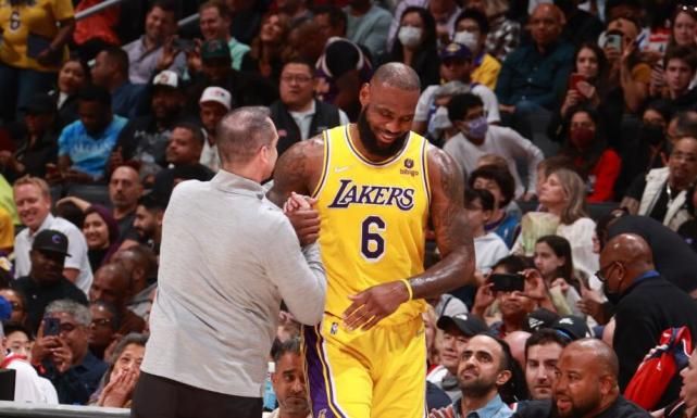 沃格尔保持状态希望浓眉回归 训练中纳恩表现出色