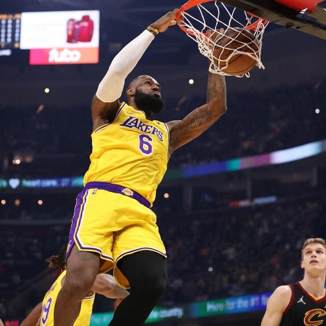 詹姆斯三双隔扣老队友乐福 登顶得分第一表示自己有点抱歉