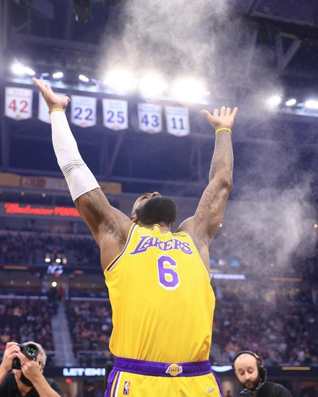 詹姆斯三双隔扣老队友乐福 登顶得分第一表示自己有点抱歉