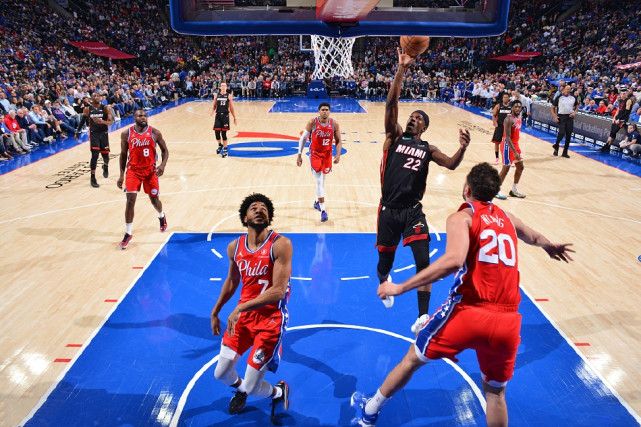 76人战胜东部第一 哈登恩比德轮休