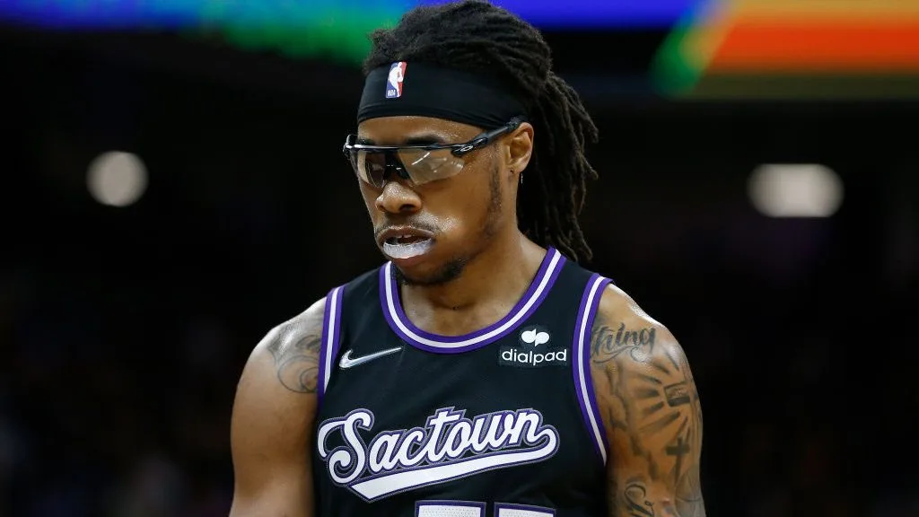 国王队宣布 霍尔姆斯因个人原因错过剩余比赛