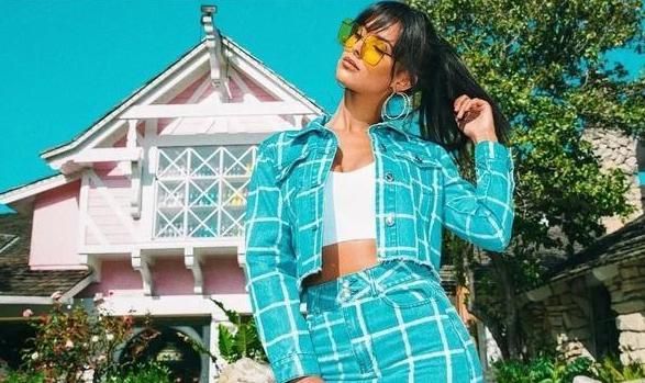 西蒙斯半年不打球豪车买不停 沉浸在爱情的滋润中