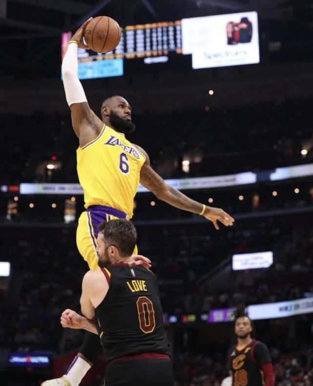 詹姆斯三双隔扣老队友乐福 登顶得分第一表示自己有点抱歉