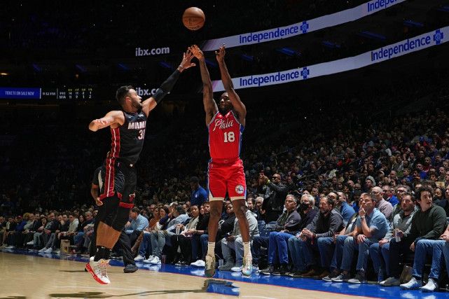 76人战胜东部第一 哈登恩比德轮休