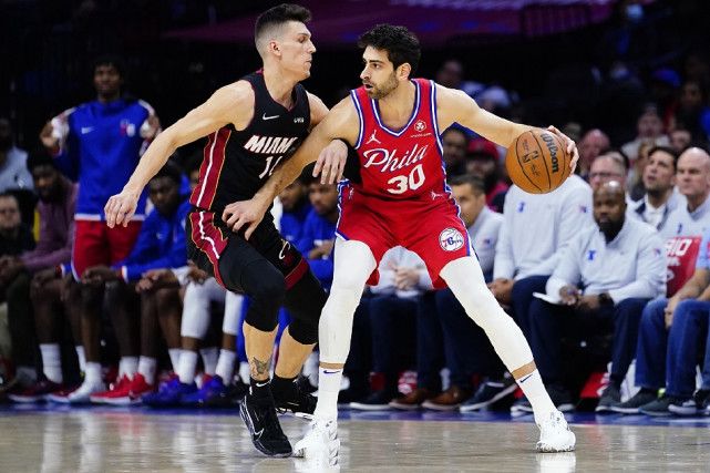 76人战胜东部第一 哈登恩比德轮休