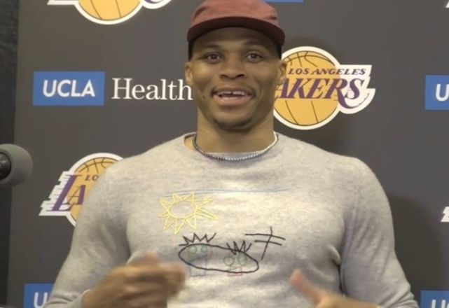 威少发威近三场21+8+10 开心秀儿子特制羊毛衫