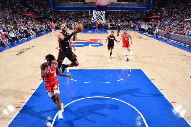 76人战胜东部第一 哈登恩比德轮休