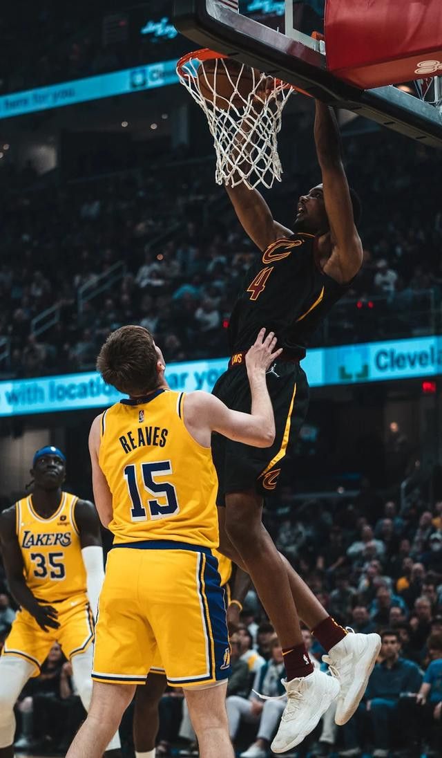 詹姆斯三双隔扣老队友乐福 登顶得分第一表示自己有点抱歉