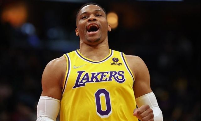 威少发威近三场21+8+10 开心秀儿子特制羊毛衫