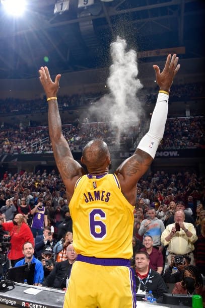 詹姆斯职业生涯三双创六次 为35岁后球员历史最多