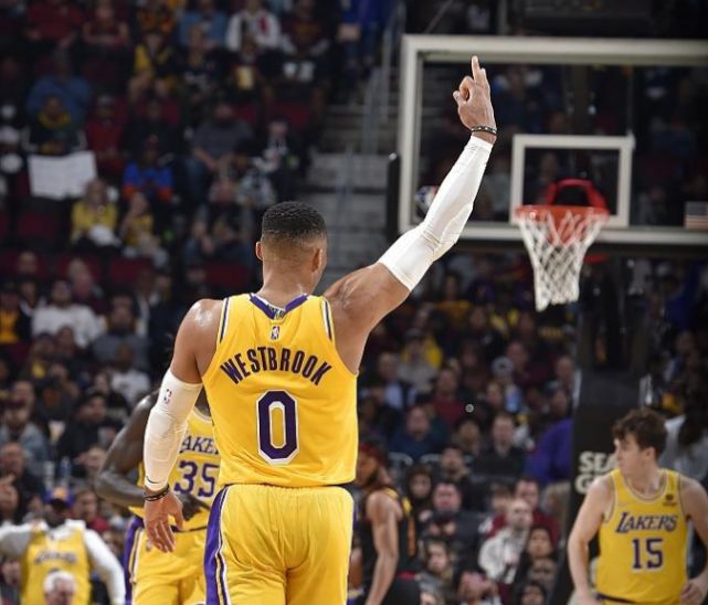 威少发威近三场21+8+10 开心秀儿子特制羊毛衫