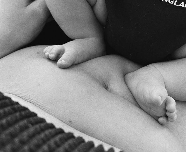 凯莉-詹娜首次晒二胎照 24岁的凯莉是两个孩子的妈妈了