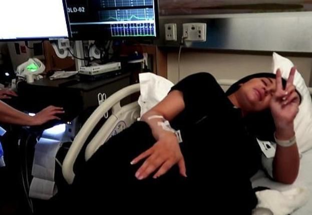 凯莉-詹娜首次晒二胎照 24岁的凯莉是两个孩子的妈妈了