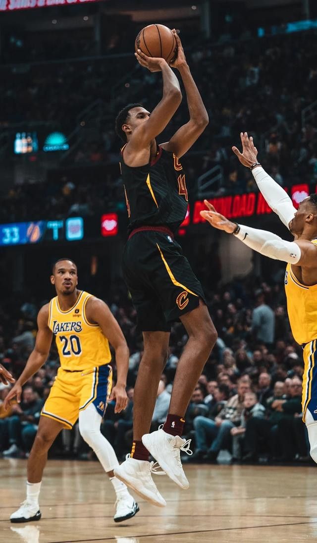 詹姆斯三双隔扣老队友乐福 登顶得分第一表示自己有点抱歉