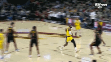 美媒晒詹姆斯不同年代3次隔扣 还曾隔扣弩机特里