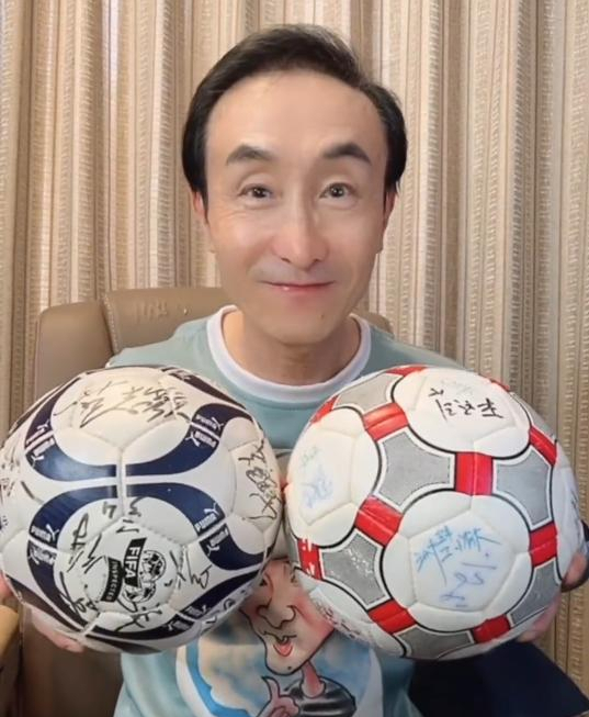 巩汉林晒女足签名足球求辨真假 浦玮称貌似真不是我的笔迹
