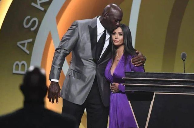 瓦妮莎晒3女儿背影图 照片看似浪漫实则酸楚