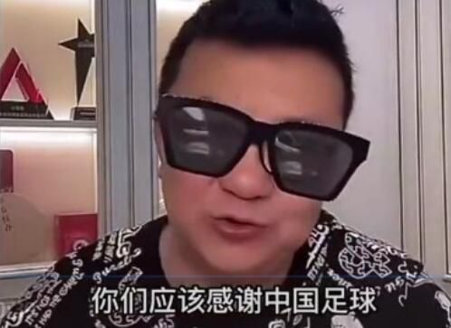 巩汉林晒女足签名足球求辨真假 浦玮称貌似真不是我的笔迹