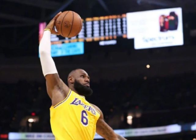 美媒晒詹姆斯不同年代3次隔扣 还曾隔扣弩机特里