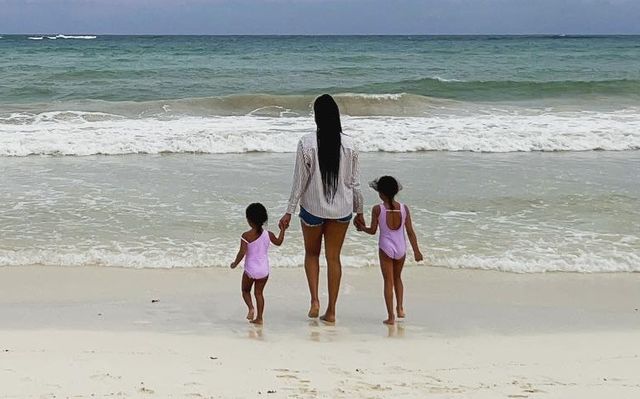 瓦妮莎晒3女儿背影图 照片看似浪漫实则酸楚