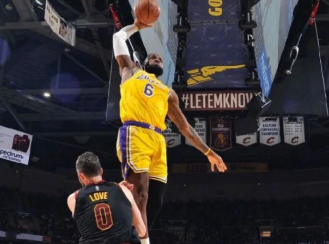 美媒晒詹姆斯不同年代3次隔扣 还曾隔扣弩机特里