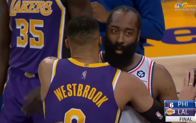 威少险些要与哈登击掌主 后来才意识两人是对手