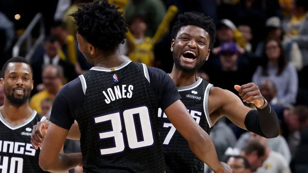 达米安·琼斯在国王步行者队赢得比赛 琼斯投入制胜球