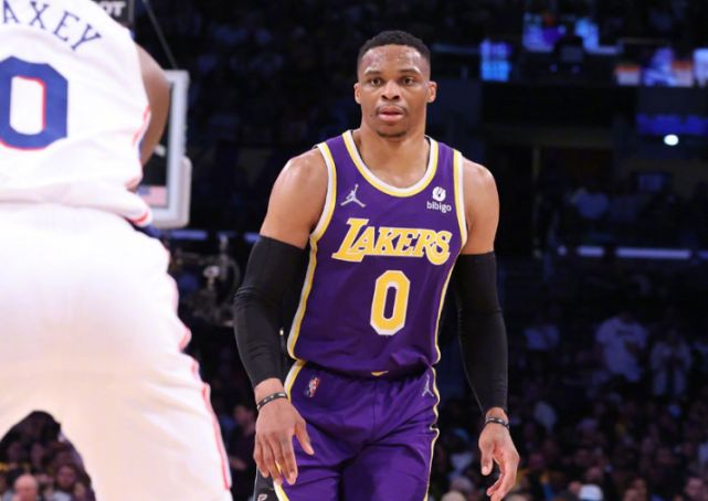 威少险些要与哈登击掌主 后来才意识两人是对手