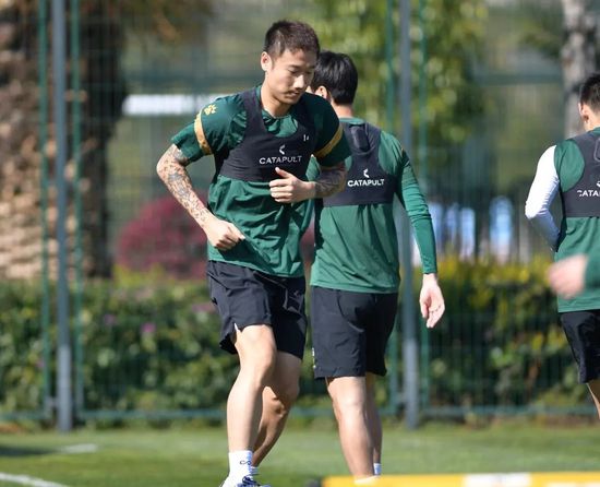 荣昊深知自己会再回来 称11年来一直留着杭州车牌