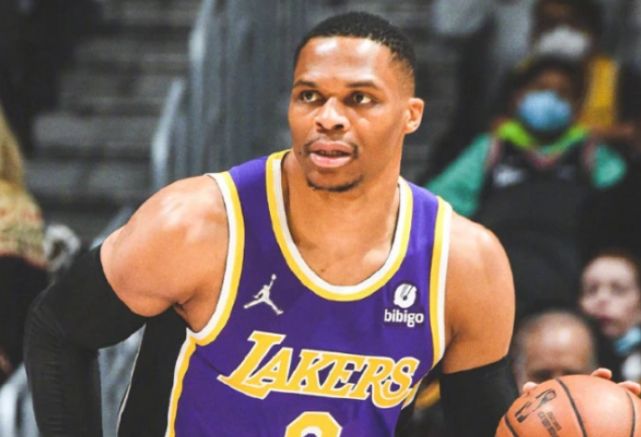 威少险些要与哈登击掌主 后来才意识两人是对手