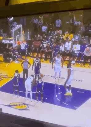 威少险些要与哈登击掌主 后来才意识两人是对手