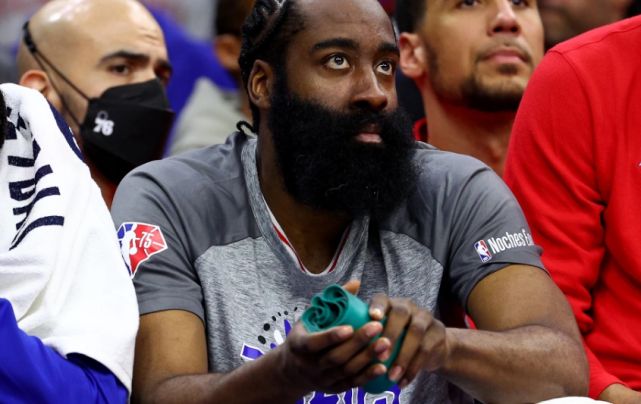 哈登勾手臂造犯规一幕曝光 哈登似乎总想犯规不是专注得分