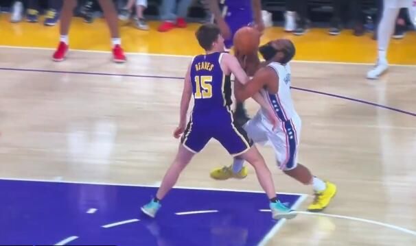 哈登勾手臂造犯规一幕曝光 哈登似乎总想犯规不是专注得分