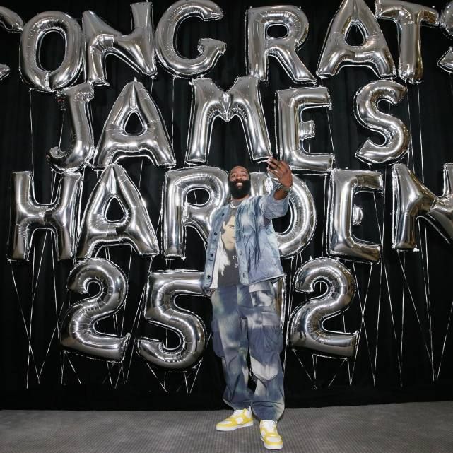 哈登家人在洛城为哈登办庆功宴 祝贺升至三分榜历史第三