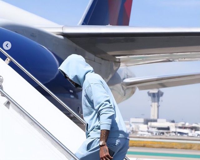 球员们出征新奥尔良的画面 詹皇大红帽抢镜戴了金项链