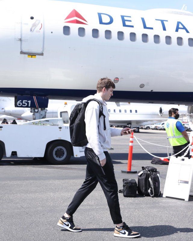 球员们出征新奥尔良的画面 詹皇大红帽抢镜戴了金项链