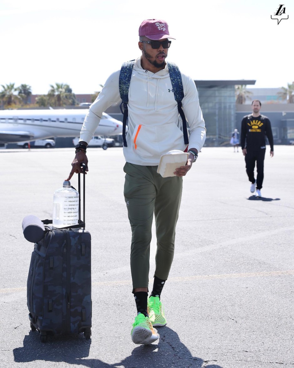 球员们出征新奥尔良的画面 詹皇大红帽抢镜戴了金项链