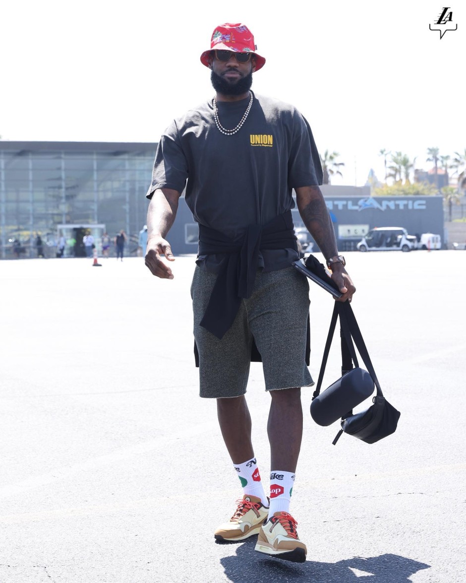 球员们出征新奥尔良的画面 詹皇大红帽抢镜戴了金项链