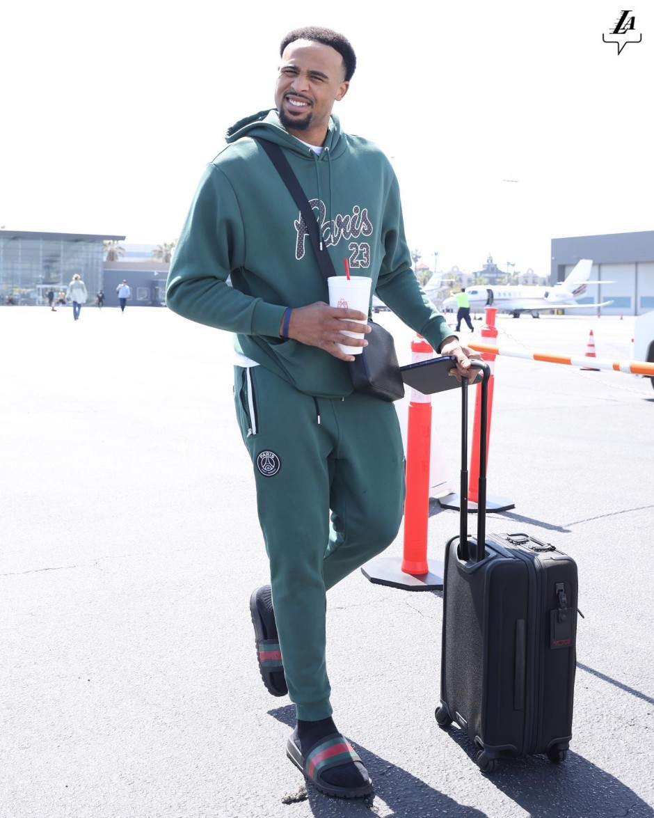 球员们出征新奥尔良的画面 詹皇大红帽抢镜戴了金项链