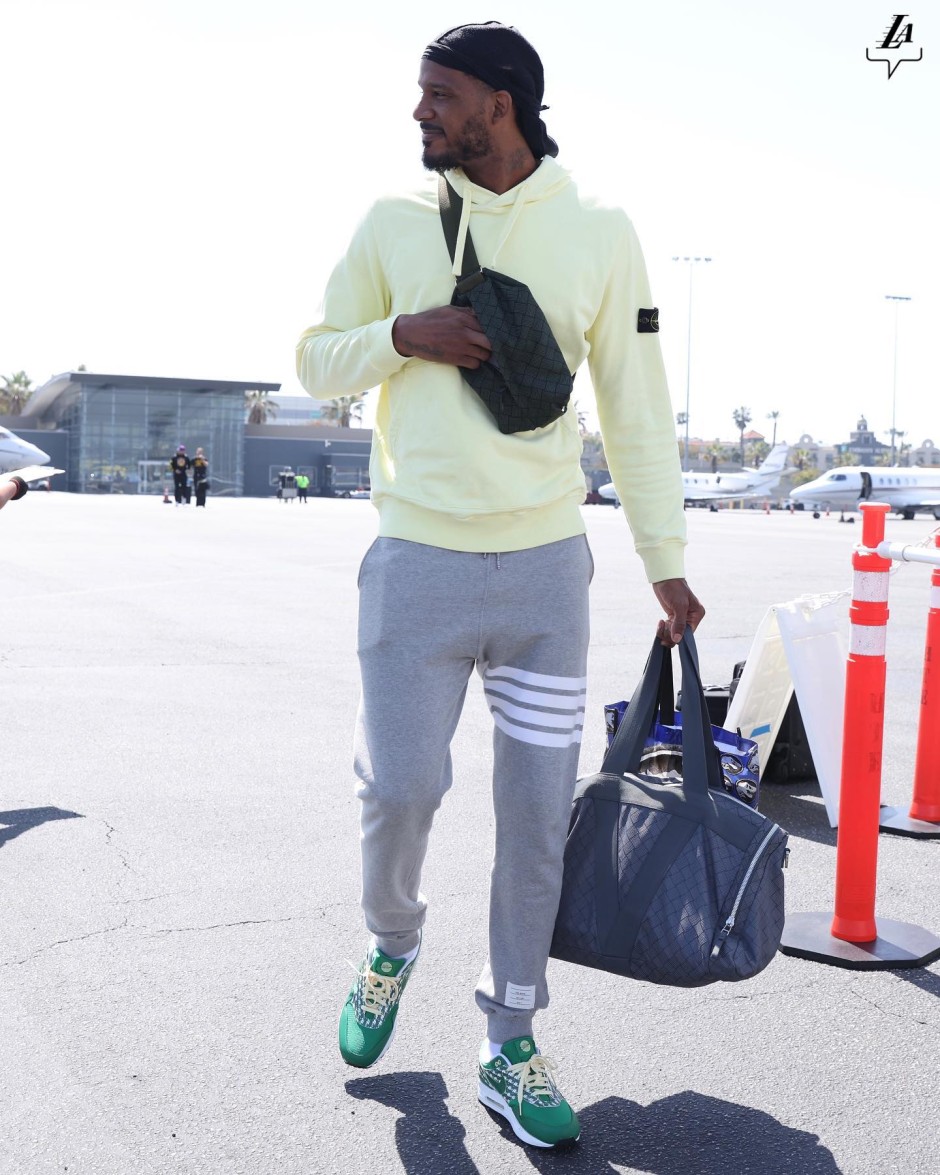 球员们出征新奥尔良的画面 詹皇大红帽抢镜戴了金项链