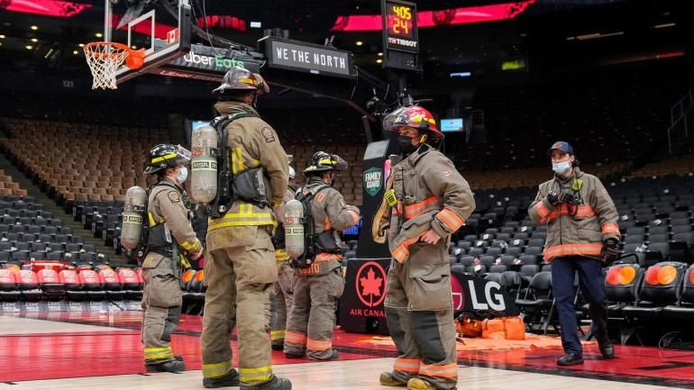 猛龙队对步行者队的比赛因扬声器起火而推迟 没有球迷继续比赛